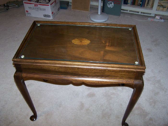 QUEEN ANNE-STYLE TAE TABLE