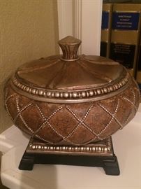 Gold/brown decor with lid