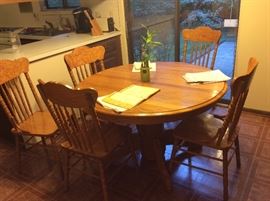 Solid oak vintage table, leaf and 5 chairs