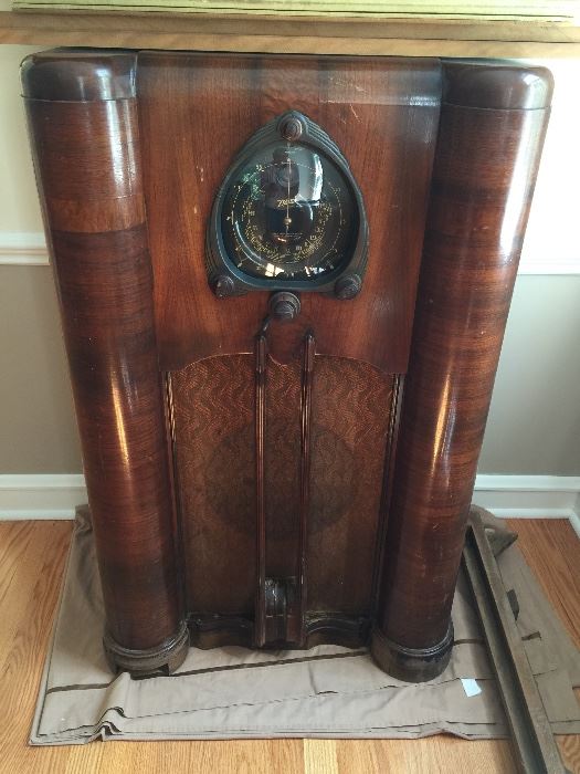 Wow!  vintage Zenith radio from 1938. It's an 8 tube, Model 9S262