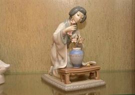Lladro Figurine - Japanese Woman Geisha Arranging Flower