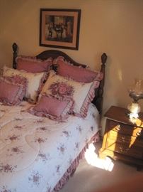 Queen size bedroom set, comes with all the bedding.