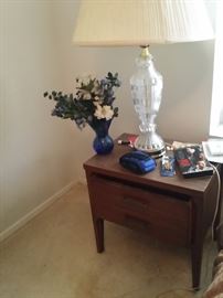 end table with galss matching lamps