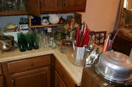 Lots of kitchen items