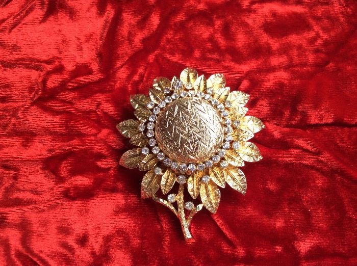 Unmarked large gold tone sunflower with sets 