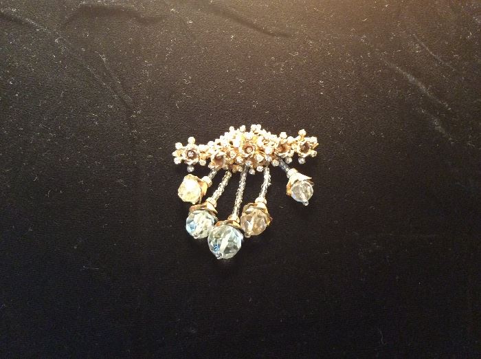 Vintage Miriam Haskell brooch in gold tone with crystals