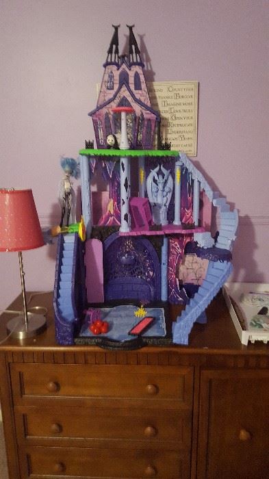 better view of the piece of furniture piece with the drawers and cabinet and of course the monster high piece!!!