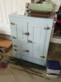 Vintage Ice Box in very good condition. 