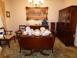 Vintage mahogany dining room table with 2 leaves, 6 chairs