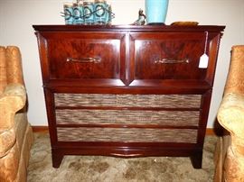 RCA Hi Fidelity radio/record player in mahogany cabinet (radio/record player "as is")