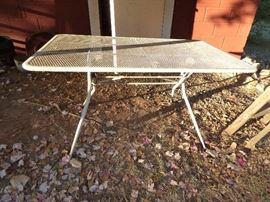 Fold-up legs outdoor table