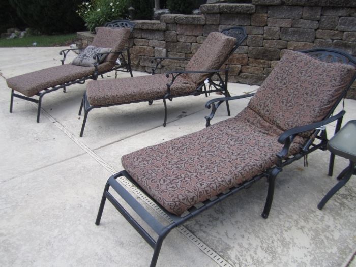 4 CHAISE LOUNGERS