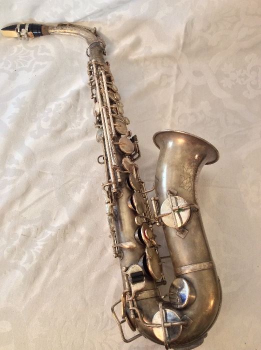 Tom Brown Saxophone Professional Model. Made in Cleveland, Ohio circa 1920. Alto Sax with leather case. 