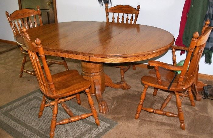 Round Oak Table w/2 Leaves & 4 Oak Chairs
