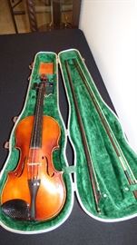 Vintage 1965 Pfretzschner Violin 4/4 (full size) in excellent condition w/2 bows & hard shell case