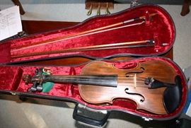 German Violin Copy of Antonius Stradivarius w/2 Violin Bows