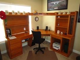 Corner computer desk