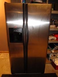 Frigidaire side by side stainless steel fridge/freezer