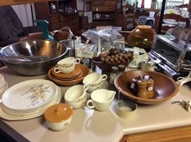 Great set of China - very cute - great for apartment or dorm