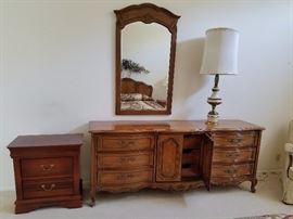 THOMASVILLE BEDROOM SET INCLUDES MIRROR, DRESSR, 2 NIGHTSTANDS AND LAMPS, QUEEN HEADBOARD AND MATTRESS AND BOX SPRING.