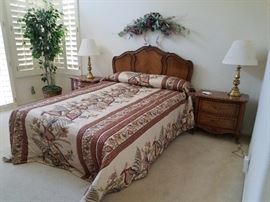 THOMASVILLEHEAD BOARD, QUEEN MATTRESS AND BOX SPRING, 2 NIGHT STANDS, DRESSER & MIRROR,  AND LAMPS.  $1000