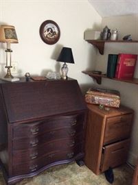 Writing Desk closed with key lions feet