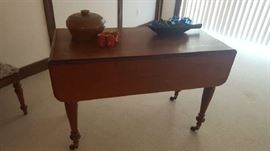 Drop leaf table