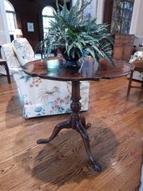 MAHOGANY PIECRUST FLIP TOP TABLE OF THE LATE 18TH CENTURY, ENGLAND. GEORGE III PERIOD.