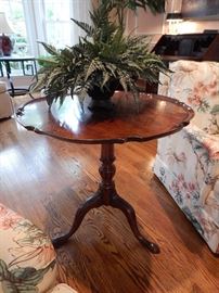 MAHOGANY PIECRUST TABLE OF THE LATE 18TH CENTURY, ENGLAND. GEORGE III PERIOD.