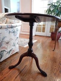 MAHOGANY DISH TOP TABLE