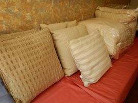 PILLOWS AND LINENS