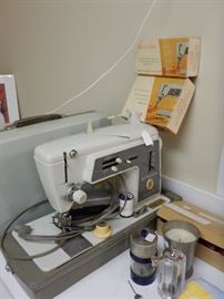 SINGER SEWING MACHINE