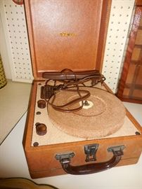 Vintage Travelers 1952 Portable TUBE Phonograph.Turns on..hums.