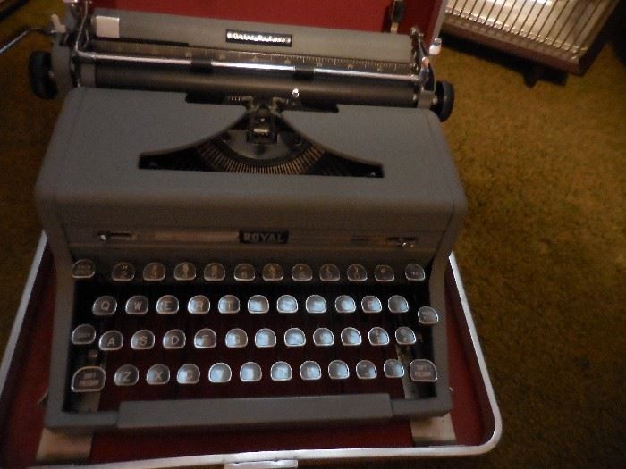Royal Typewriter/Case
