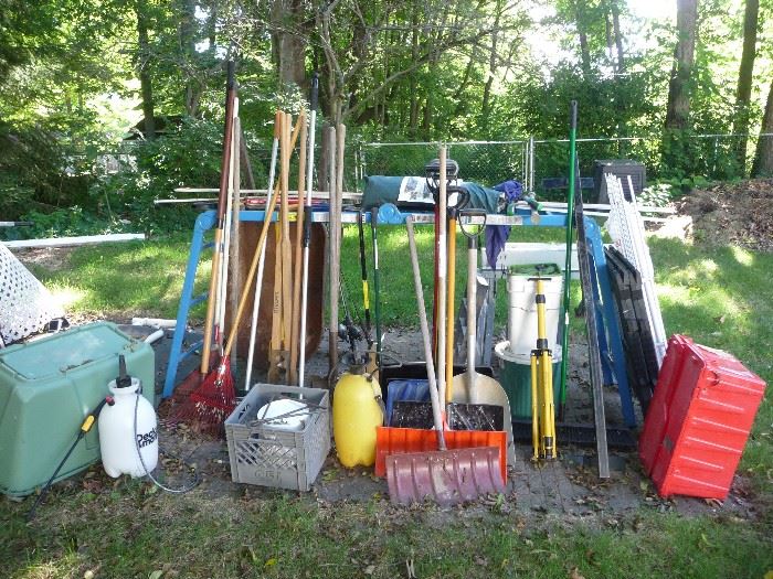 Yard tools and equipment / ladder 