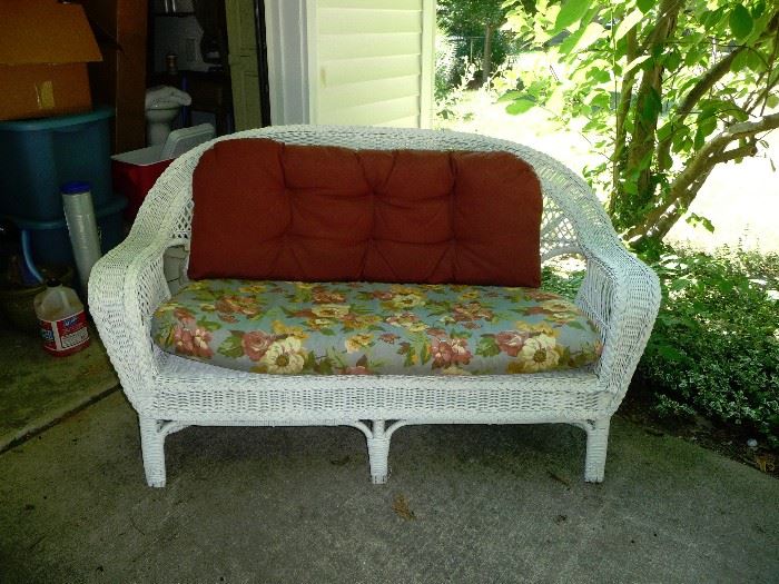 wicker love seat with cushions