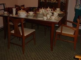 Fabulous Mid-Century art deco styled dining table with 6 chairs