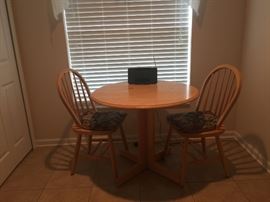 Nice little kitchen set  35.5 diameter 