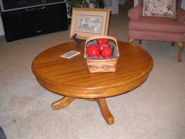 ROUND OAK COFFEE TABLE