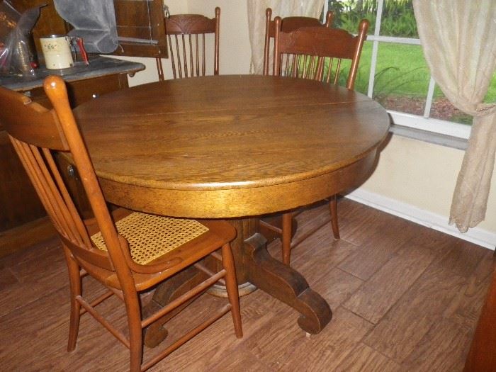 Oak pedestal table, 2 leaves, pads, for chairs with cane seats