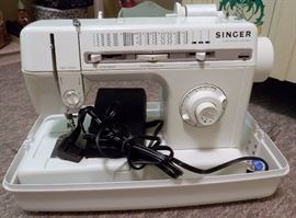 Singer Electronic Control Portable Sewing Machine w/Case