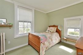 Victorian 3/4 oak bed and mirrored chest