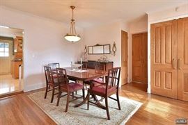 Traditional mahogany dining room set, has matching China cabinet