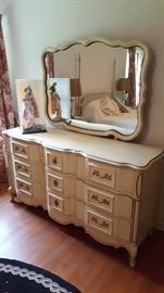 Bassett Bedroom dresser with mirror ( part of suite)