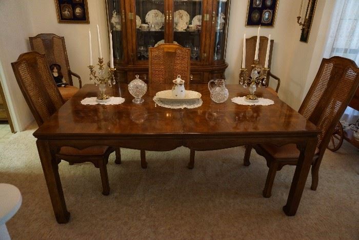 Gorgeous dining table and 6 chairs and 2 leaves