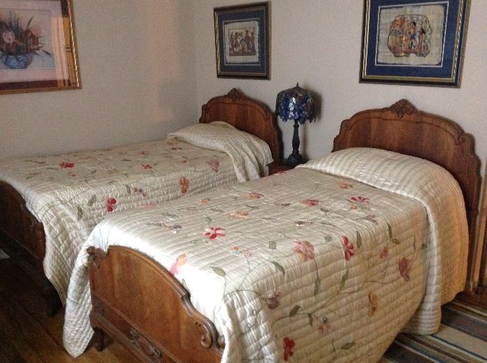 Beautiful antique twin beds. Spreads are full /Queen sz 