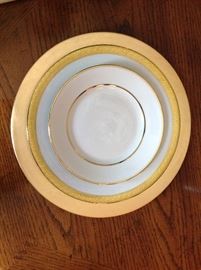 Gold chargers and gold trimmed China, beautiful!