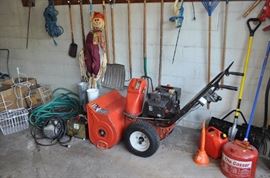 Nice 2 stage snow thrower