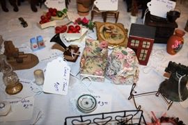 Dollhouse furniture and decor items