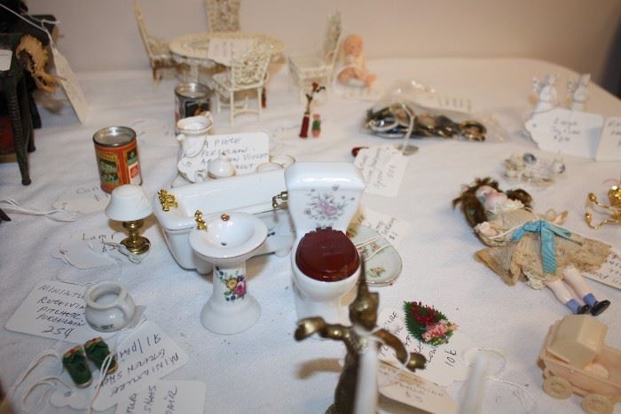 Small scale dollhouse bathroom items and furniture